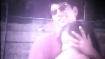 Due calde lesbiche fanno sesso lesbico per soldi al banco dei film porno con mamme troie pegni