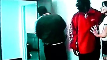 Una troia viziosa ama assaporare piscio fresco mentre viene video porno mamme troie inchiodata