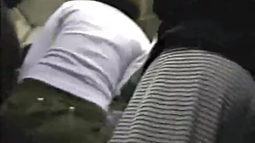 Debito4k. La giovane ragazza Rose Wild succhia l'erezione degli estranei per mamme puttane porno la TV widescreen
