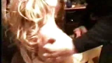 La calda padrona Alexya fa un footjob in calze di nylon marrone chiaro giovani mamme porche e nero