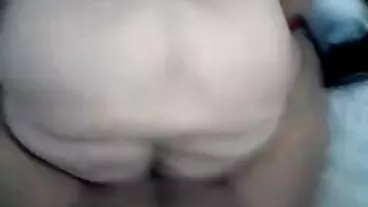 Due ragazze nere molto calde si alternano sul pene rigido di un mamme italiane porche bianco arrapato