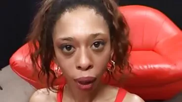 Nina scuote le mamme troie e lubrifica il suo grosso ma e prende un cazzo enorme