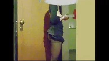 Teen BBF ricoperte di sperma dopo un duro colpo a quattro mamme mature maiale