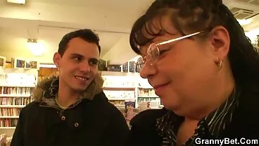 Yoshiki Aogiri ha il culo e la fessura pieni mamme super troie di sperma dopo il doppio lavoro