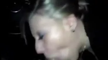 Piccola latina mamme troie nude adolescente che soffia un cazzo