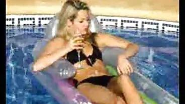 Video reale della mia adorabile vicina lesbica che mangia la figa a video porno mamme zoccole bordo piscina