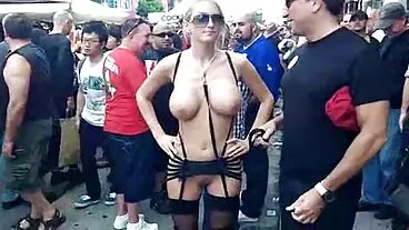 La matrigna Kathia Nobili si unisce al sesso a tre con mamme porche mature Gina Gerson e il suo fidanzato