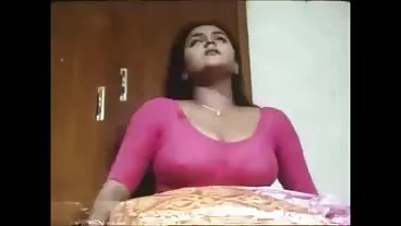 Ragazza ebano martellata mamme troie in cucina in bikini arancione neon