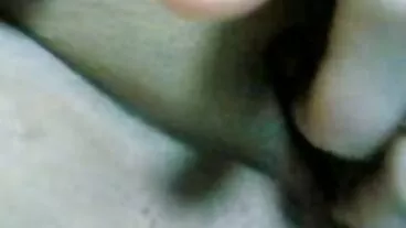 La matrigna sexy mamme puttane italiane Kendra Lust fa un trio arrapato con un'adolescente carina