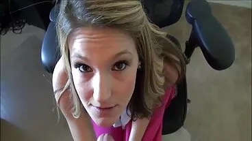 La sexy MILF insegna mamme puttane gratis alla figlia troia come succhiare e scopare un cazzo duro