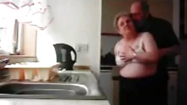 Piacevole al suo padrone e mamme porche con figli al suo amico con entrambi i suoi buchi