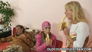 Uno in più film porno mamme troie per MMF