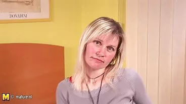 Tre fortunati nerd scopano mamme trooie un'adolescente giapponese super carina sul divano