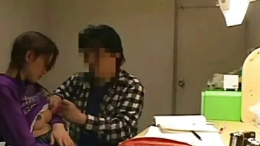 Adolescente stretto mamme mature porche e fresco corpo nudo senza sella scopata da un ufficiale cattivo all'aperto