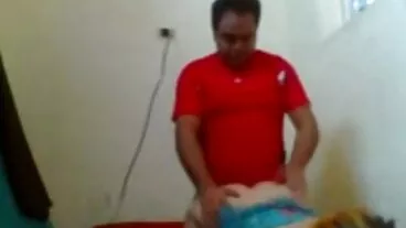 Giovane mora succhia e libera il grosso cazzo del xxx mamme troie suo patrigno