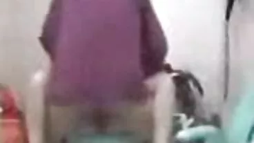 Inserzioni anali con esplosioni di porno milf troie pipì