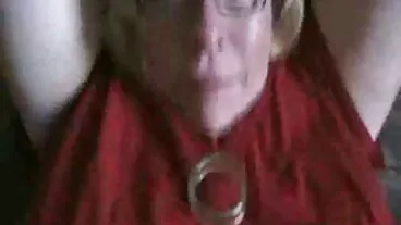 L'ufficiale tira fuori il suo cazzo e mamme troie mature Lilian Stone inizia a succhiarlo