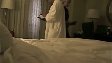 Due ragazze vengono sottomesse le mamme troie da uomini rudi che pisciano e le trapanano duramente