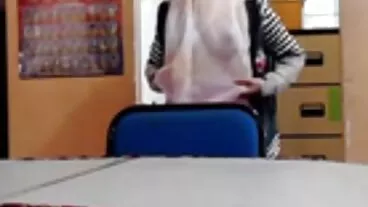 Il pigiama party di Besties porta a un'azione a quattro milf troie mature sul letto