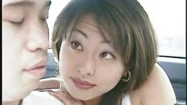 La bellezza latina gioca con le sue grandi tette naturali con la mamme porche pelose sua compagna di classe