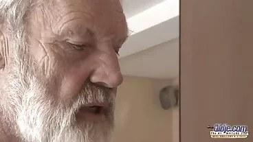 Tre sorellastre adolescenti Kyler Quinn Sia Lust e Ashley video porno mamme troie Wolf condividono il cazzo di fratello