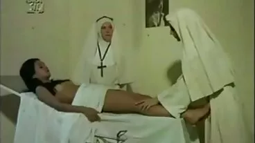 Piccola cameriera giapponese porno milf troie con i segni dell'abbronzatura inchiodata a tre